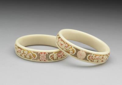 图片[3]-Pair of carved ivory bracelets with seasonal flowers and gold-leaf decoration, Qing dynasty (1644-1911)-China Archive